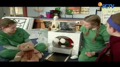 Para peserta program Teddy Bear Hospital juga berkesempatan masuk ambulans dan melihat berbagai peralatan medis.