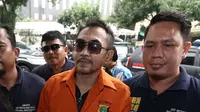 Gatot Brajamusti Umbar Senyuman Usai Penyidikan