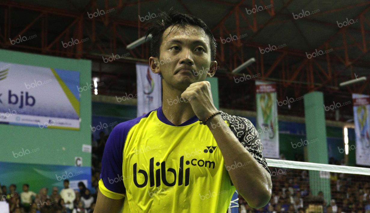 Ihsan Maulana Mustofa membawa Jawa Tengah unggul dulu setelah mengalahkan Anthony Sinisuka Ginting, 21-16, 21-13 dalam final beregu putra bulutangkis PON XIX Jawa Barat di GOR Bima, Cirebon, Jumat (23/9/2016). (Bola.com/Arief Bagus)