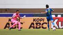 Pemain Persib Bandung, Beckham Putra Nugraha (kanan) berusaha menendang bola ke gawang Borneo FC dalam pertandingan lanjutan BRI Liga 1 2022/2023 yang berlangsung di Stadion Pakansari, Bogor, Kamis (26/1/2023). (Bola.com/Ikhwan Yanuar)