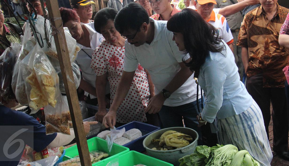 Wagub DKI Jakarta, Djarot Saiful Hidayat (kedua kanan) memilih tahu saat blusukan ke Pasar Petak Sembilan, Jakarta, Sabtu (18/6). Kedatangan Wagub Djarot Saiful disambut gembira para pedagang pasar tersebut. (Liputan6.com/Helmi Afandi)
