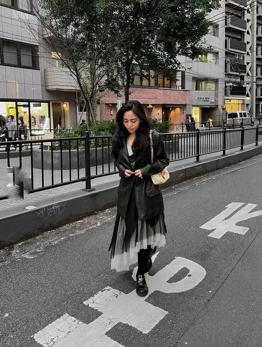 Selama berada di Jepang, Rachel tampil dalam beragam style busana. (instagram.com/rachelvennya)