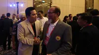 Erick Thohir, (kiri) President  Inter Milan dan juga calon Ketua KOI (Komite Olimpiade Indonesia) hadir saat kongres di Jakarta. (Bola.com/Nicklas Hanoatubun)
