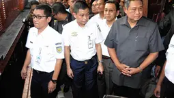 Presiden yang tiba di Stasiun Senen pukul 15.45 WIB itu disambut Direktur Utama PT Kereta Api Ignasius Jonan (dua dari kiri), Kamis (24/7/14). (Liputan6.com/Faizal Fanani)