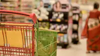Ilustrasi seseorang sedang berbelanja FMCG di supermarket. (Foto: Shutterstock)