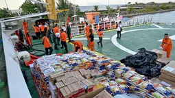 Percepatan distribusi pasokan ini untuk mengatasi menipisnya stok logistik di beberapa daerah. Tampak dalam foto, personel Badan Nasional Pencarian dan Pertolongan (Basarnas) sedang memuat bantuan yang disumbangkan untuk korban banjir bandang di permukiman warga di Banda Aceh, Provinsi Aceh, pada 1 Desember 2025. (Chaideer MAHYUDDIN/AFP)
