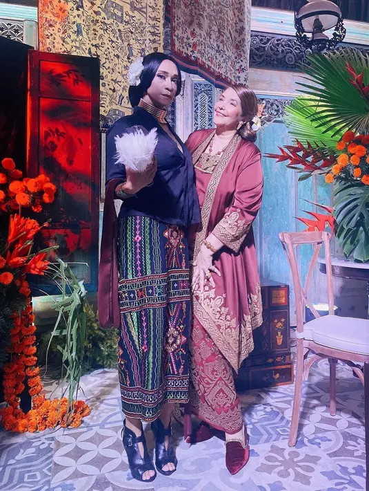 Kebaya etnik modern warna maroon dan benang emas dari Ghea Panggabean (Foto: Instagram @amingisback)