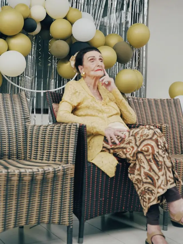 7 Potret Sharena Delon Rayakan Ulang Tahun Sang Nenek yang ke-100, Meriah Banget