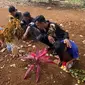 Foto keluarga korban saat berziarah ke makam Dini Sera Afrianti, di Sukabumi (Liputan6.com/Istimewa)
