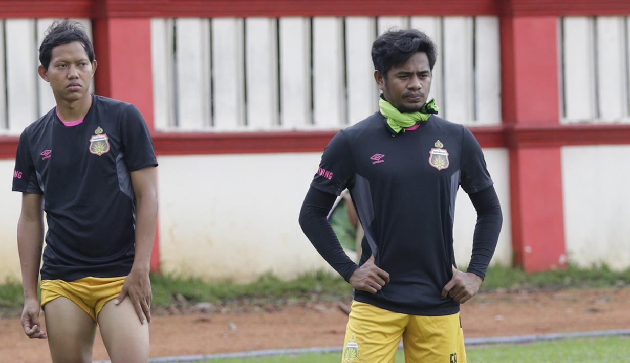 Pemain Bhayangkara FC, Ilham Udin dan Adam Alis, memperhatikan instruksi saat latihan jelang laga Piala Indonesia 2019 di Stadion PTIK, Jakarta, Kamis (31/1). Bhayangkara FC akan berhadapan dengan PSBL Langsa. (Bola.com/M. Iqbal Ichsan)