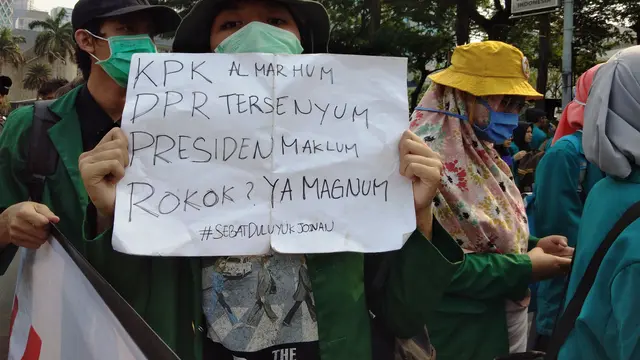 Demo mahasiswa di depan Istana meminta Presiden Jokowi mengeluarkan Perppu KPK.