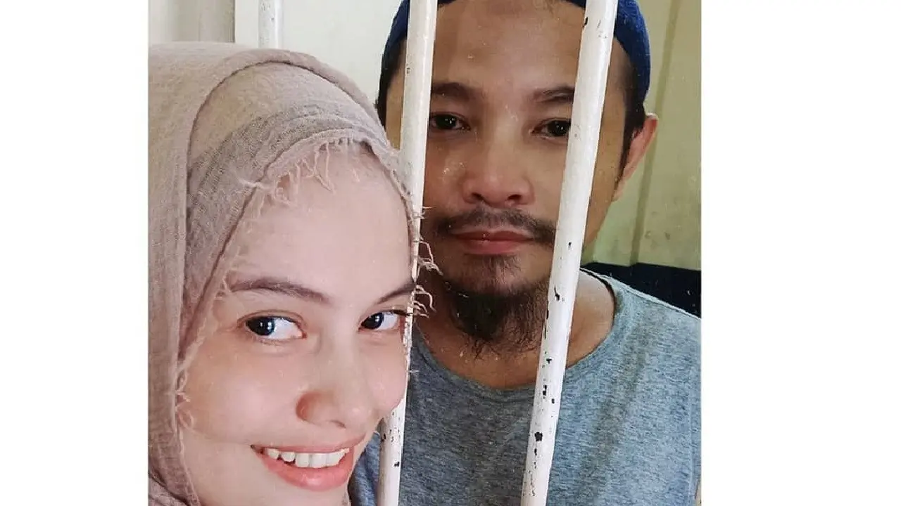 Dituntut Penjara Seumur Hidup, Ini 6 Momen Manis Zul Zivilia dan Istri