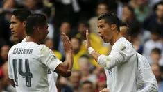 Pemain Real Madrid Cristiano Ronaldo (kanan) merayakan gol bersama rekannya pada lanjutan La Liga Spanyol di Stadion Santiago Bernabeu, Madrid,  Sabtu (31/10/2015). Madrid menang 3-1.  (REUTERS/Andrea Comas)