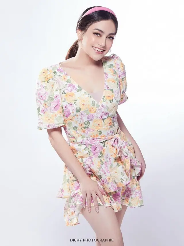 Celine Evangelista dengan makeup flawless (Instagram/celine_evangelista)