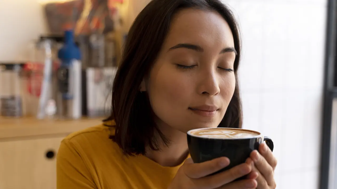 Ilustrasi Wanita Minum Kopi