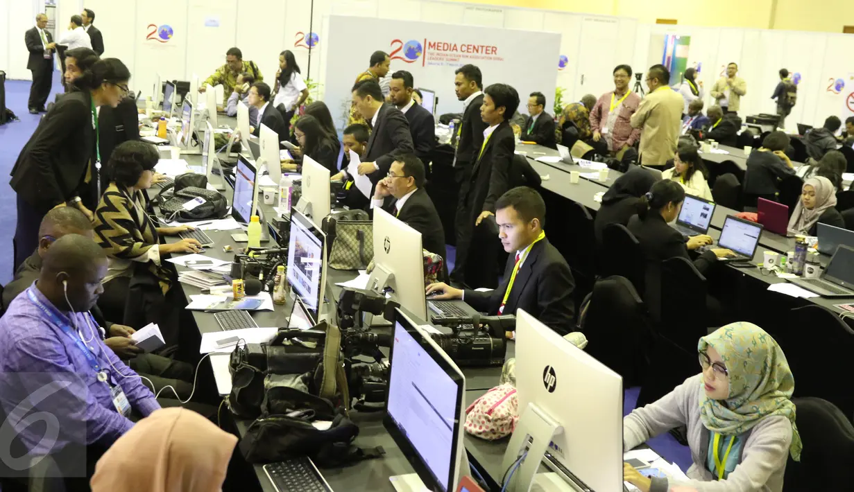 Sejumlah wartawan beraktivitas di Media Center KTT IORA 2017 di Jakarta Convention Center, Senin (6/3). Panitia penyelenggara menyiapkan komputer dan jaringan internet guna menunjang kinerja wartawan yang meliput KTT IORA ke-20 (Liputan6.com/Angga Yuniar)