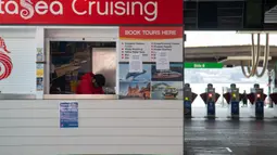 Segelintir wisatawan terlihat di sebuah biro perjalanan di Sydney, Australia, pada 1 September 2020. Sektor pariwisata di Australia terdampak parah oleh pandemi COVID-19. (Xinhua/Hu Jingchen)