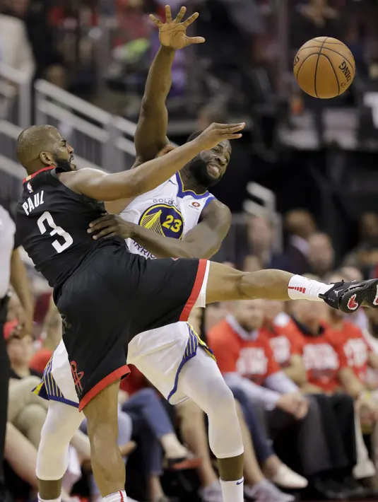 Upaya pemain Warriors, Draymond Green (kanan) memberikan umpan saat diadang pemain Rockets, Chris Paul pada gim kelima final NBA basketball Wilayah Barat di Toyota Center, Houston, (24/5/2018). Houston menang 98-94. (AP/David J. Phillip)