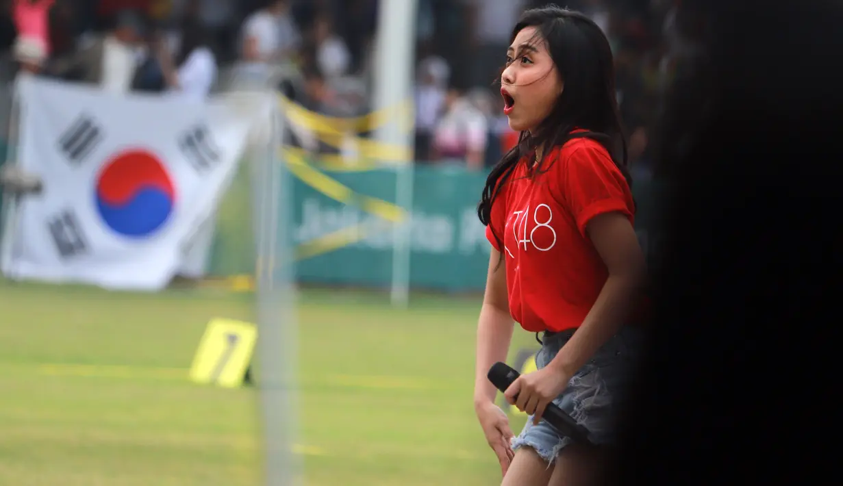 Personil JKT 48 saat menghibur peserta dan penonton sekaligus menutup sesi pertandingan di cabang olahraga Panahan Asian Games 2018 di Lapangan Panahan Gelora Bung Karno, Jakarta (28/08). (ANTARA FOTO/INASGOC/Mudak Yasin/bmz/18)