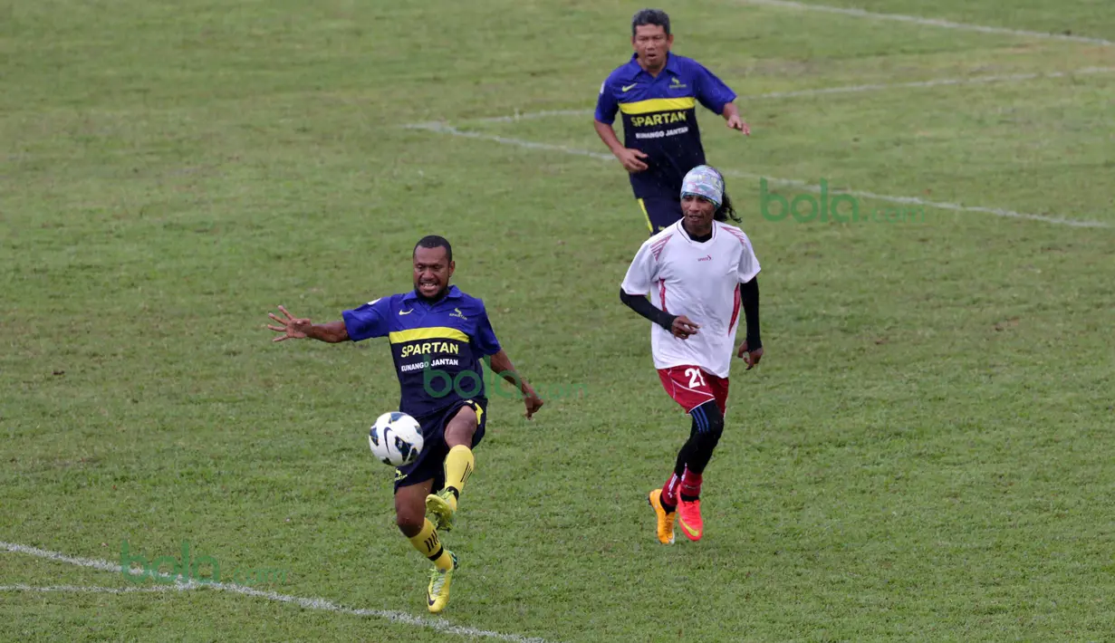 Erol Iba (kiri) dan Rocky Putiray beraksi pda ajang Indonesia Allstars melwan Padang Allstars pada pembukaan Irman Gusman Cup 2016 di Stadiom Agus Salim, Padang, Minggu (13/3/2016). (Bola.com/Nicklas Hanoatubun)
