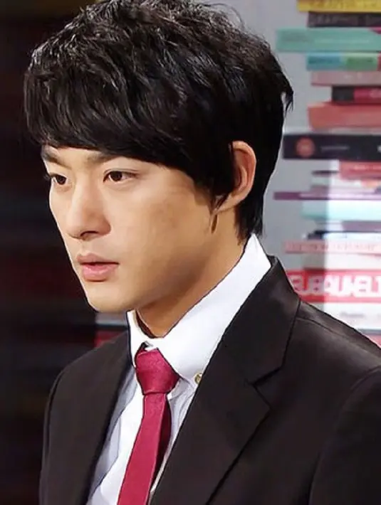 Jeon Tae Soo merupakan adik kandung dari aktris Ha Ji Won. Ia dikenl melalui drama Sungkyunkwan Scandaldan It's Okay Daddy's Girl. (Foto: Allkpop.com)