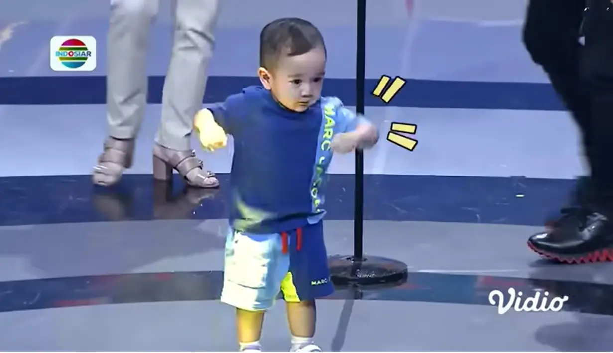 Video memperlihatkan Rayyanza masuk ke panggung megah digandeng Farel. Dipanggung tersebut ada Raffi dan Nagita yang memandu acara Juara Indonesia Ramadan yang tayang di Indosiar. [Youtube/Indosiar]