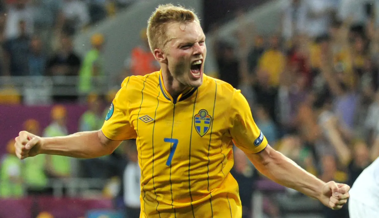 Sebastian Larsson - Pemain andalan Timnas Swedia ini mengoleksi 129 caps Internasional. Pada gelaran Euro 2020 ini, pengalamannya sangat diperlukan oleh Swedia mengingat Ibrahimovic absen karena Cidera. Ia juga memiliki kemampuan hebat dalam mengekseuksi bola mati. (Foto: AFP/Genya Savilov)