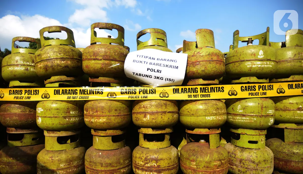 Tabung gas terlihat saat gelar perkara kasus penyalahgunaan LPG bersubsidi  dengan cara menyuntikkan gas 3 kilogram bersubsidi ke tabung gas ukuran 5,5 kilogram, 12 kilogram, dan 50 kilogram di Jakarta, Jumat (15/7/2022). (merdeka.com/Imam Buhori)