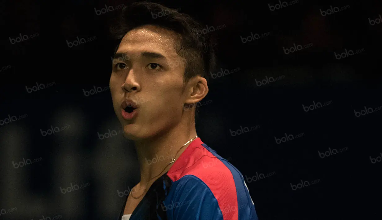 Pebulutangkis tunggal putra Indonesia, Jonatan Christie, tampak lelah saat laga perempat final BCA Indonesia Open di Istora Senayan, Jakarta, Jumat (3/6/2016). (Bola.com/Vitalis Yogi Trisna)