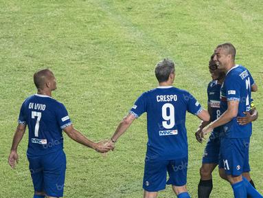 Penyerang Calcio Legend, David Trezeguet, bersama rekan-rekannya merayakan gol yang dicetaknya ke gawang Primavera Baretti pada laga persahabatan di SUGBK, Jakarta, Sabtu (21/5/2016). Calcio Legend menang 4-0. (Bola.com/Vitalis Yogi Trisna)
