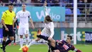 Gelandang Real Madrid, Luka Modric, berusaha menghindari tekel pemain Eibar, Daniel Garcia pada laga Liga Spanyol di Estadio Municipal de Ipurua, Spanyol, Minggu (29/11/2015). (AFP Photo/Ander Gillenea)