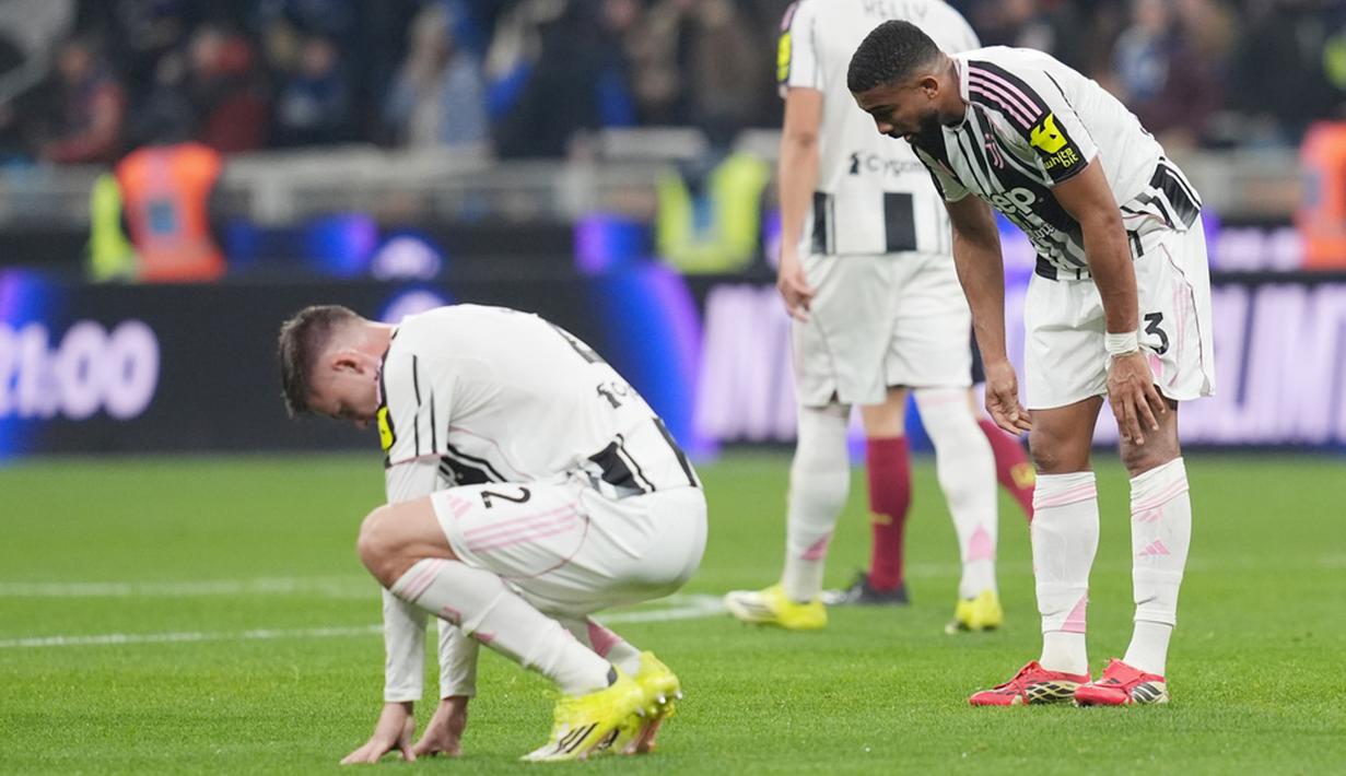 Pemain Juventus tertunduk lesu setelah ditaklukkan Inter Milan pada pertandingan pekan ke-25 Liga Italia 2025/2026 di Giuseppe Meazza, Minggu (15/02/2026) dini hari WIB. (Spada/LaPresse via AP)