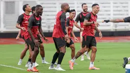 Sejumlah pemain Persija Jakarta melakukan latihan resmi menjelang laga BRI Super League 2025/2026 melawan Persijap Jepara di Stadion Madya, Senayan, Jakarta, Jumat (02/01/2026). (Bola.com/Abdul Aziz)