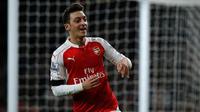 Gelandang Arsenal, Mesut Ozil, merayakan gol ke gawang AFC Bournemouth pada laga Premier League di Emirates, London, Selasa (29/12/2015) dini hari WIB. (AFP/Adrian Dennis)
