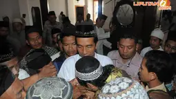 [FOTO] Jokowi Dicium dan Disalami Jamaah Serang