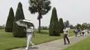 Pegolf berjalan menuju tee box saat tampil pada turnamen golf BRI Indonesia Open 2019 di Pondok Indah, Jakarta, Kamis (29/8). Indonesia Open memperebutkan total hadiah 500 ribu US Dollar. (Bola.com/Vitalis Yogi Trisna)