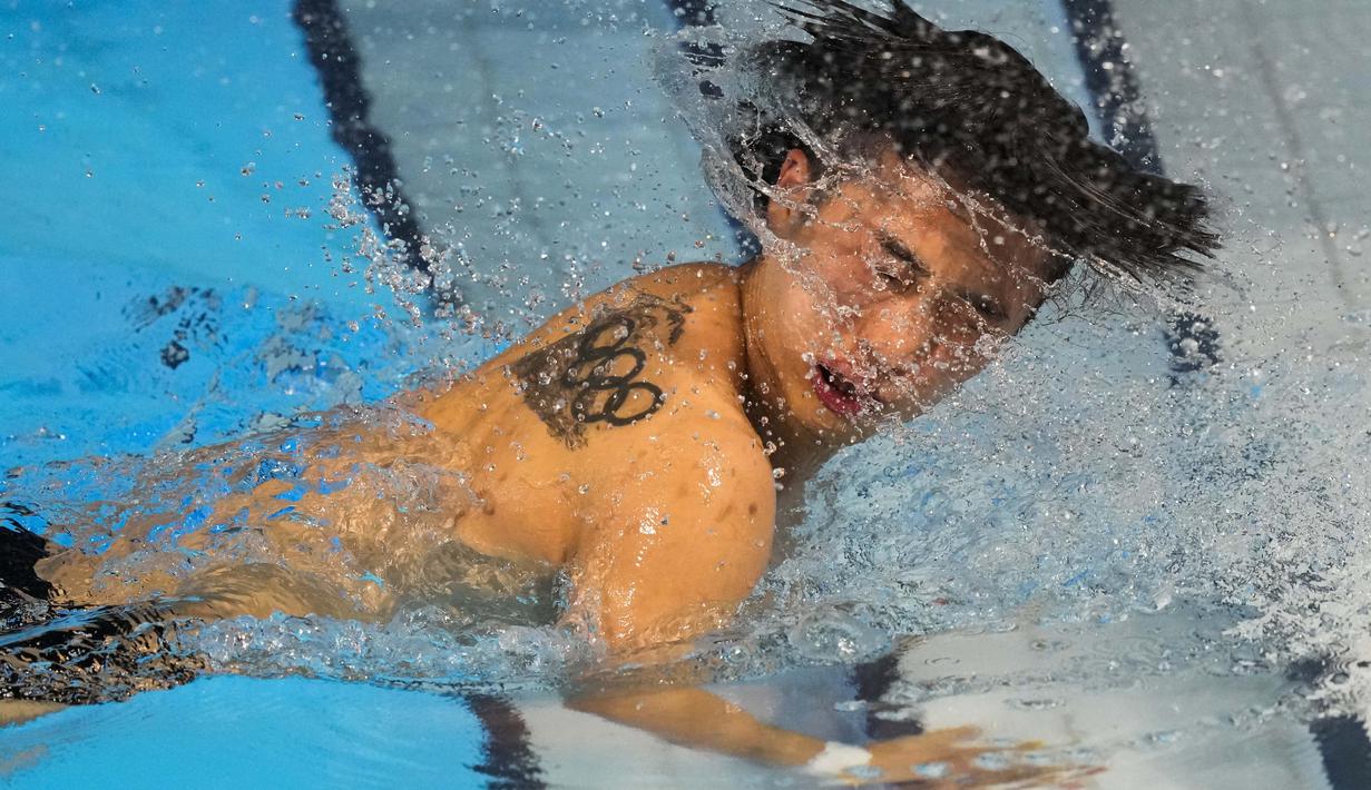 Haram Woo asal Korea Selatan saat final loncat indah 3m putra pada Olimpiade Tokyo 2020 di Tokyo Aquatics Center, Selasa (3/8/2021). (Foto: AP/Dmitri Lovetsky)
