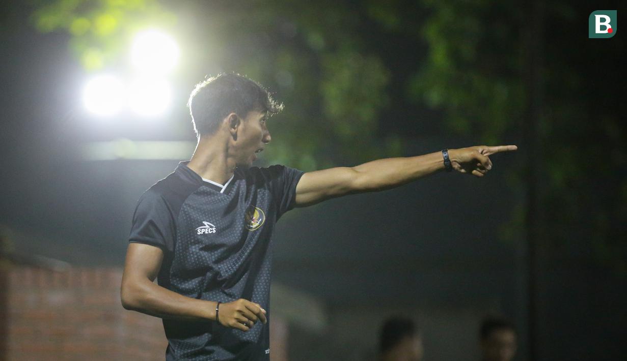 Pelatih kepala Timnas Sepak Bola Amputasi Indonesia, Bayu Guntoro memberikan instruksi ke pemainnya saat laga uji coba untuk persiapan Piala Dunia Amputasi 2022 melawan Persaj Jakarta di Serenia Hills Mini Soccer, Jakarta Selatan, Senin (08/08/2022). Garuda INAF menang dengan skor 13-0. (Bola.com/Bagaskara Lazuardi)
