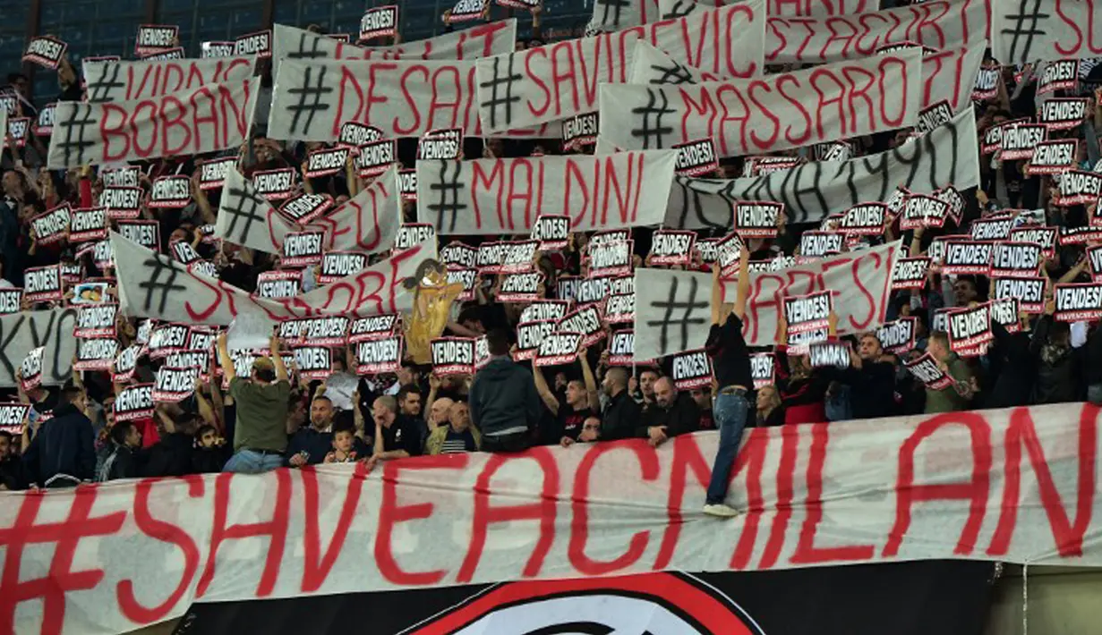 Suporter AC Milan memberikan dukungan pada laga serie A di  di San Siro, Senin (13/04/2015). AC Milan bermain imbang 1-1 dengan Sampdoria.  (AFP PHOTO /Giuseppe Cacace)
