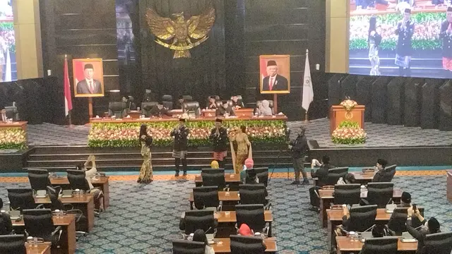Gubernur DKI Anies Baswedan dan Ketua DPRD DKI Prasetyo Edi Marsudi menari bersama saat perayaan Jakarta Hajatan ke-495 di Gedung DPRD DKI, Jakarta Pusat, Rabu (22/6/2022). (Liputan6.com/Winda Nelfira)