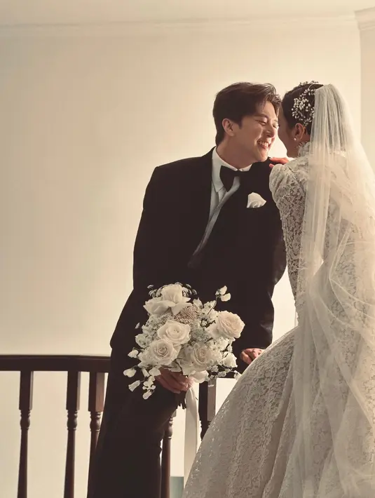 <p>Thunder yang mengenakan tuxedo hitam memegang sebuket bunga mawar putih sambil menatap Mimi dengan penuh cinta. (Foto: Instagram/ hiptriever)</p>