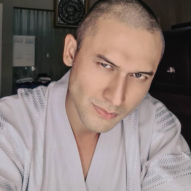 Bikin Pangling, Ini 5 Potret Terbaru Indra Brugman Tampil Botak