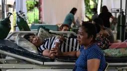 Para pasien untuk sementara ditampung di tenda-tenda darurat. (Jam STA ROSA/AFP)