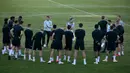 Pelatih Inggris, Gareth Southgate berbicara ke pemainnya selama sesi pelatihan di Ciudad Deportiva Luis del Sol, Sevilla (14/10). Inggris akan melawan Spanyol  dalam laga lanjutan Liga A Grup 4 UEFA Nations League 2018. (AFP Photo/Jorge Guerrero)