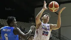 Pemain Thailand, Naratip Boonserm (kanan) saat berebut bola dengan pemain India, Aravind Annadurai pada laga test event Basket Asian Games 2018 di Hall A Senayan, Jakarta, Rabu (7/2/2018). Thailand  menang 79-72. (Bola.com/Nicklas Hanoatubun)