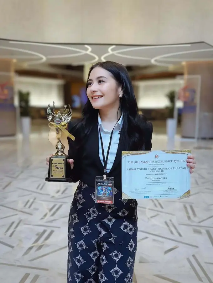 Gaya Stylish dan Modern Prilly Latuconsina Pakai Wastra, Raih Penghargaan Se-ASEAN yang Bikin Bangga!