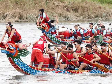 Sejumlah peserta bersiap memulai perlombaan tradisional China, Dragon Boat di Taipei, taiwan, Minggu (28/5). Perlombaan perahu naga ini untuk mengenang kematian penyair Qu Yuan yang tewas tenggelam pada 278 SM. (AP Photo/Chiang Ying-ying)