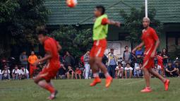 The Jak hadir memberikan dukungan pada sesi latihan Persija Jakarta di Lapangan Yon Zikon TNI AD, Selasa (6/9/2016). (Bola.com/Nicklas Hanoatubun)