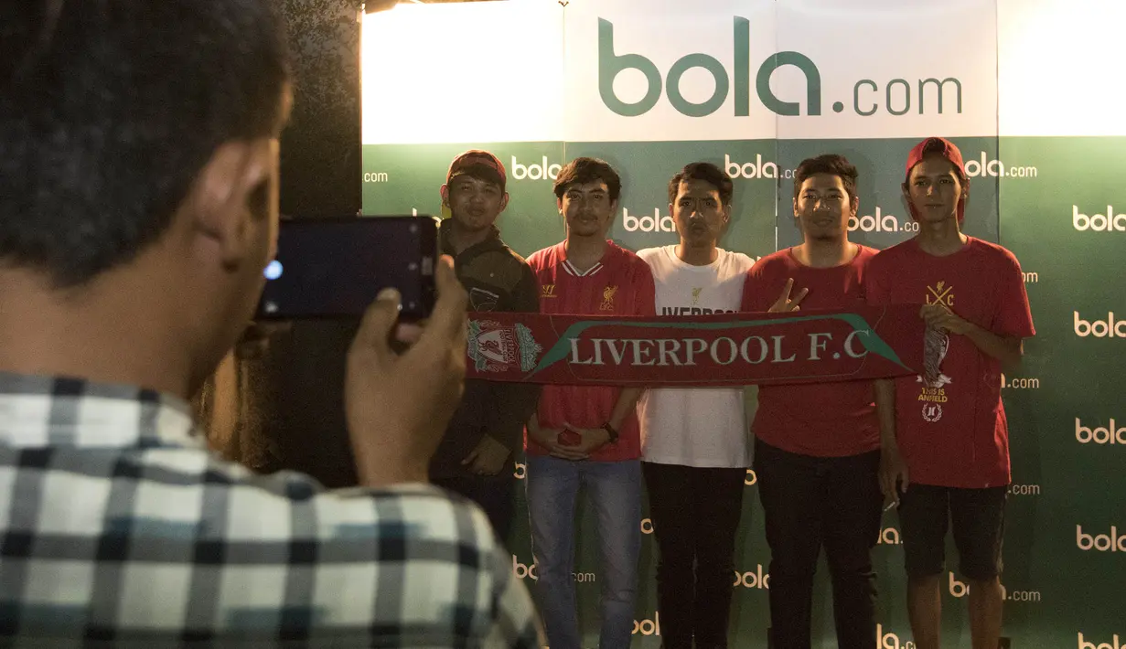 Sejumlah pendukung Liverpool foto bersama saat akan nonton bareng laga Manchester United melawan Liverpool di Alibaba Futsal, Bekasi, Minggu (13/9/2015). (Bola.com/Vitalis Yogi Trisna)