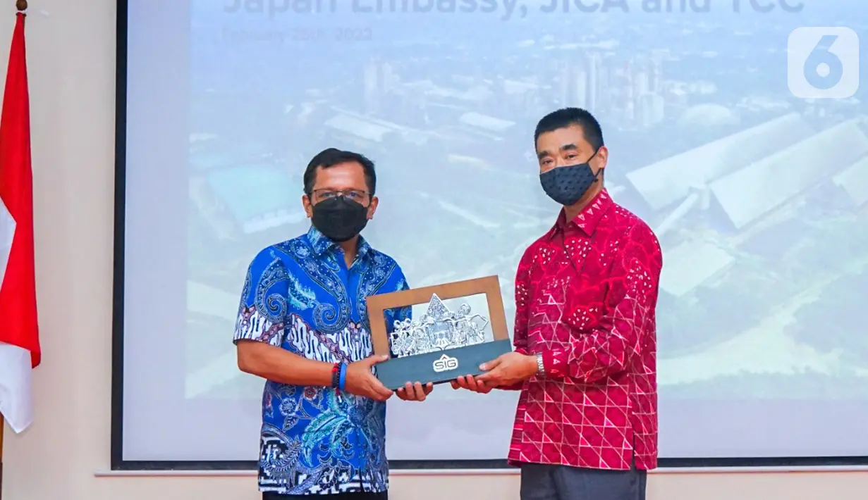 Direktur Utama SIG, Donny Arsal (kiri) memberikan cinderamata kepada Minister for Economic Affairs and Development dari Kedutaan Besar Jepang di Indonesia, Masato Usui (kanan), saat berkunjung di SBI Pabrik Narogong, Bogor, Jawa Barat (25/2/2022). (Liputan6.com/HO/SIG)